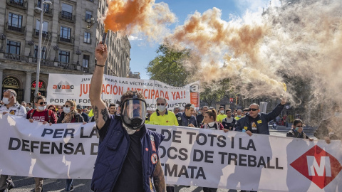 Un manifestante en una protesta como parte de una huelga parcial de los trabajadores del metro en Barcelona./Paco Freire - SOPA