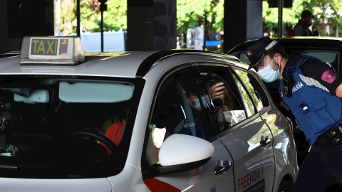 21/09/2020 Efectivos de la Policía Local realizan controles este lunes en Puente de Vallecas. EFE/Víctor Lerena