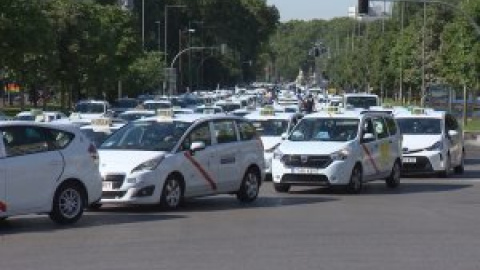 Los taxistas colapsan Madrid para exigir una "desescalada"