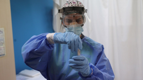 27/08/2020.- Sanitarios trabajan en el dispositivo instalado por la Comunidad de Madrid en el Centro de Especialidades El Arroyo de Fuenlabrada para la realización de pruebas PCR en población de entre 15 y 49 años, para la detección precoz de COVID-19