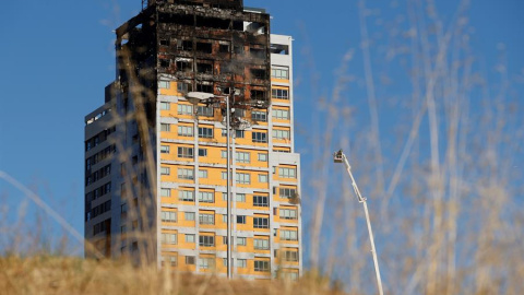 Incendio de un edificio en el barrio de Hortaleza de Madrid. / EFE