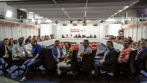 Los integrantes de la nueva Ejecutiva Federal del PSOE elegida en el 39 Congreso del partido de este pasado fin de semana durante la reunión por primera vez en la sede de Ferraz. EFE/Emilio Naranjo