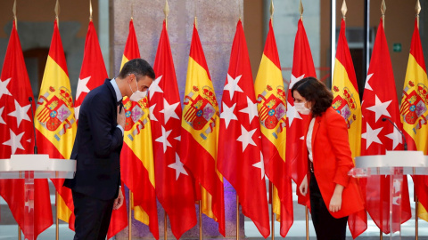 Pedro Sánchez e Isabel Díaz Ayuso se saludan antes de la rueda de prensa conjunta que han ofrecido en la Puerta del Sol. /EFE