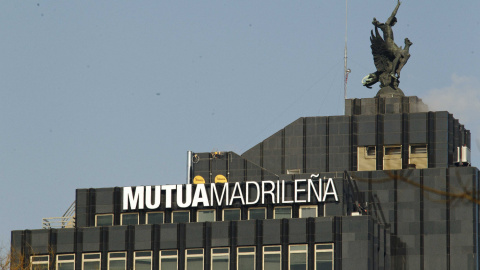 El logo de la aseguradora Mutua Madrileña en su sede del Paseo de la Castellana. E.P.