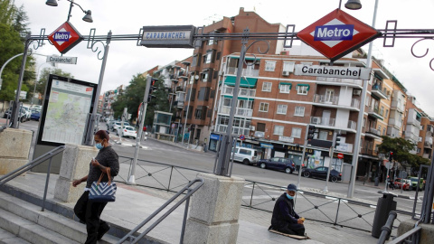 Vista del acceso a la estación de Metro de Carabanchel, en Madrid, este domingo. EFE/ David Fernandez