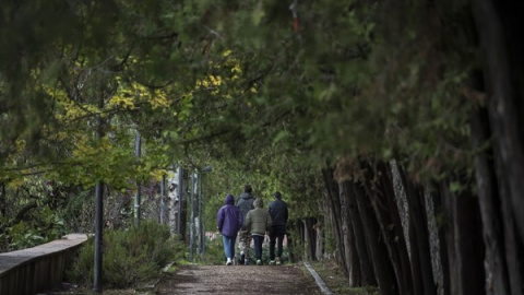 Un grupo de menores extranjeros no acompañados camina por el parque de Hortaleza en el que han vivido durante meses tras fugarse de los centros de acogida regionales.- PEDRO ARMESTRE / SAVE THE CHILDREN