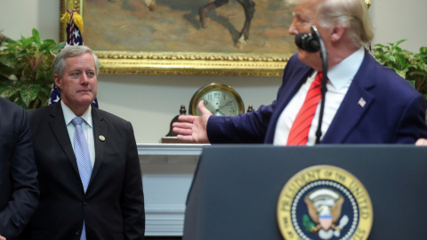 El presidente Donald Trump junto al ex jefe de Gabinete Mark Meadows recientemente cesado. | Reuters