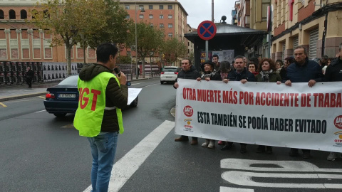 Concentración UGT La Rioja por trabajador fallecido en accidente laboral