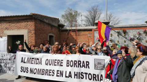 Homenaje a las mujeres asesinadas durante el franquismo en el cementerio de la Almudena.  PLATAFORMA EN DEFENSA DEL MEMORIAL DEL CEMENTERIO