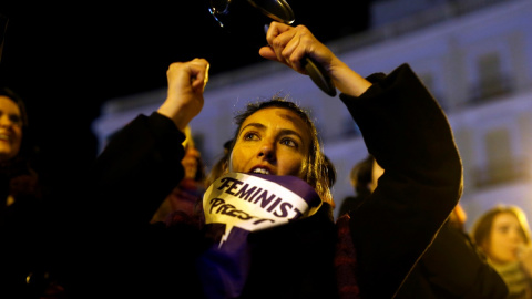 Una mujer protesta en una cacerolada en Madrid durante la previa del 8M, día de la Mujer Trabajadora. REUTERS/Javier Barbancho