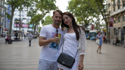 Tristan i Julia, dos turistes alemanys passejant per les Rambles. LAIA ROS