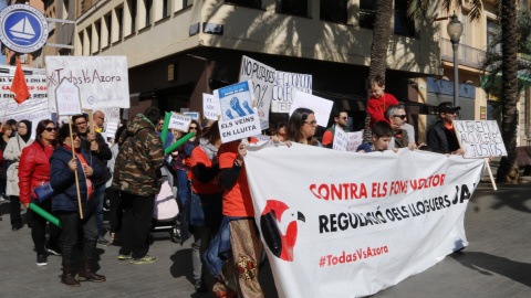 Protesta a Badalona contra el fons voltor Azora. ACN