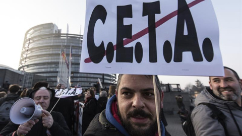 Varios manifestantes bloquean el acceso al Parlamento Europeo, en Estrasburgo (Francia) mientras protestan contra el tratado de libre comercio e inversión de la Unión Europea con Canadá (CETA). EFE