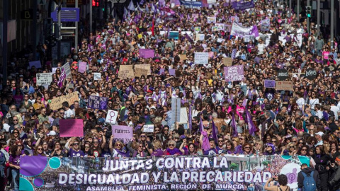 Vista de la manifestación celebrada hoy en Murcia en conmemoración del Dia Internacional de la Mujer. . EFE/Marcial Guillén