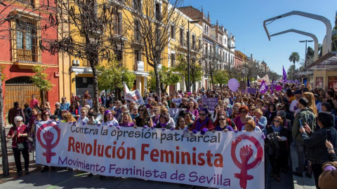 La calle San Fernando de Sevilla durante la manifestación del 8M. EFE