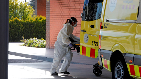 Una trabajadora de urgencias en el Hospital de Igualada. EFE/Susanna Sáez/Archivo