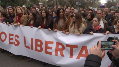 Gritan 'fuera, fuera' a Roldán y Villacís en la manifestación del 8M