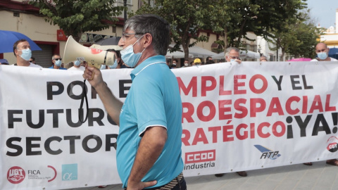 Los trabajadores del sector aeroespacial de la Bahía de Cádiz durante la protesta realizada en la localidad gaditana de Puerto Real este marte en una jornada de huelga convocada a nivel nacional. /EFE/ Román Ríos.