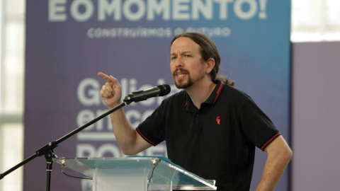 El secretario general de Podemos, Pablo Iglesias, participa este domingo por primera vez en la campaña gallega para arropar al candidato de la coalición En Común-Anova Mareas, Antón Gómez-Reino, que es el líder del partido morado en la Comunidad. EF