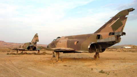 Aviones fuera de uso colocados para ser utilizados como blancos en las maniobras aéreas del Polígono de Tiro de Bardenas. MINISTERIO DE DEFENSA