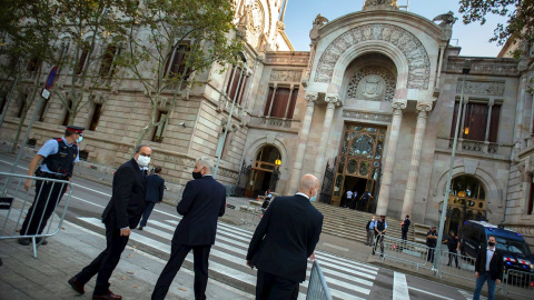 23/09/2020.- El presidente de la Generalitat, Quim Torra (i), a su llegada este miércoles al Tribunal Superior de Justicia de Cataluña (TSJC) que investiga su segunda causa por desobediencia por desoír una orden judicial para que retirara de la General