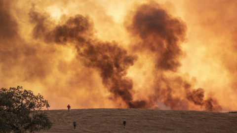 Un incendio en un paraje de Almonaster la Real /A.PEREZ / EP