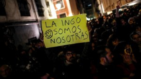 Manifestantes contra el desalojo de La Ingobernable cortan el tráfico en el centro de Madrid