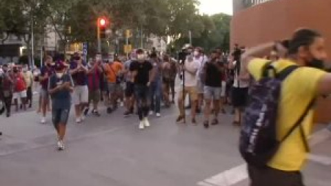 Aficionados del Barça se cuelan en el Camp Nou para protestar contra la posible salida de Messi