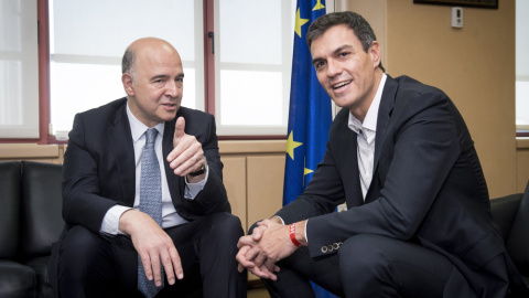 El secretario general del PSOE, Pedro Sánchez, durante el encuentro de trabajo que mantuvo con el comisario europeo de Asuntos Económicos y Financieros, Pierre Moscovici, en la sede de las instituciones europeas en Madrid.EFE/Luca Piergiovanni