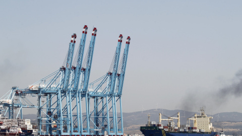 Grúas de las terminales de contenedores del Puerto de Algeciras (Cádiz). EFE/A. Carrasco Ragel