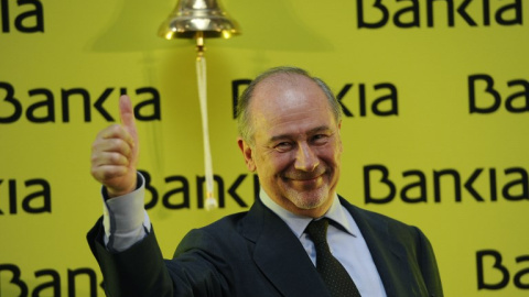 El entonces presidente de Bankia, Rodrigo Rato, levanza el pulgar el día de la salida a bolsa de la entidad financiera, el 20 de julio de 2011. AFP/Pierre-Philippe Marcou