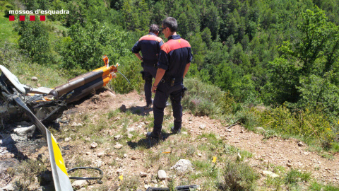 Agentes de los Mossos en el lugar del accidente aéreo. / Mossos d'Esquadra