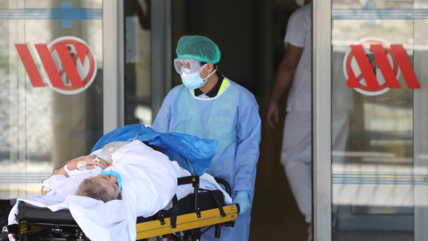 Un enfermero lleva a un paciente al hospital Arnau de Vilanova. /Reuters