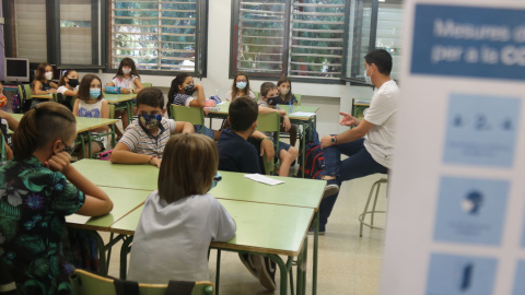 Una classe de l’Escola Catalònia de Barcelona amb tots els alumnes amb mascareta. Miquel Codolar | ACN