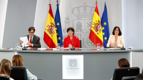 El ministro de Sanidad, Salvador Illa, la ministra de Educación y Formación Profesional, Isabel Celaá y la ministra de Política Territorial y Función Pública, Carolina Darias, durante su comparecencia ante los medios tras la Conferencia multisectori