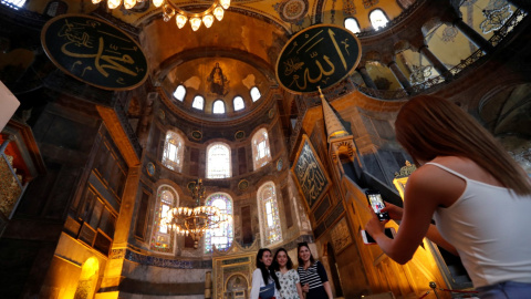 Las turistas posan para una foto en Santa Sofia, declarada Patrimonio de la Humanidad por la UNESCO, y que actualmente es un museo ubicado en Estambul. /Reuters