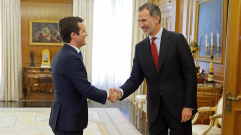 El rey Felipe VI saluda al presidente del Partido Popular, Pablo Casado, esta tarde en el Palacio de la Zarzuela, durante la ronda de consultas con los dirigentes de los partidos políticos con representación parlamentaria para designar candidato a la in