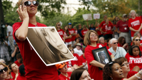 Yvonne Crasso, sujetando la foto de su hermana Nina Bradley que fue asesinada en 2012, en una manifestación en contra de la violencia de armas en Washington, EEUU. REUTERS/Jonathan Ernst