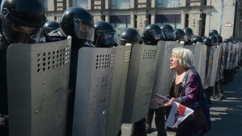 Una mujer se manifiesta frente a la policía en Minsk, Bielorrusia. EFE