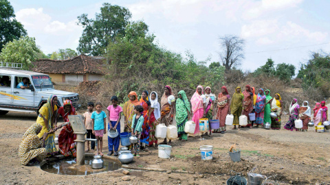 Mujeres forman una fila para recoger agua en Jabalpur, India. Uma Shankar Mishra/PTI/EP