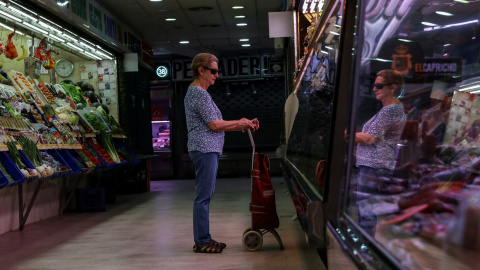 Una pensionista hace la compra en un mercado en Madrid. REUTERS/Susana Vera