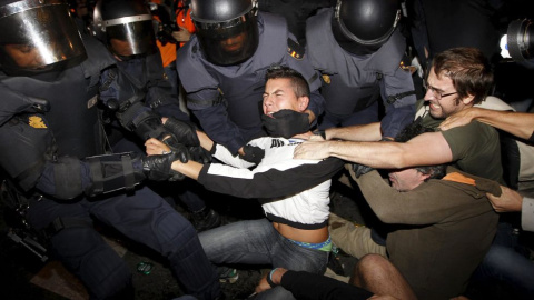 Agentes antidisturbios forcejean con asistentes a la concentración celebrada el miércoles 26 de septiembre de 2012.- EFE