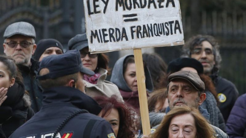 Asistentes a la manifestación convocada por diversos colectivos en Madrid para protestar contra la ley mordaza justo cuando se cumplen tres años de su aprobación. EFE/Javier Lizón