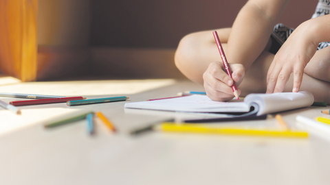 Niño estudiando