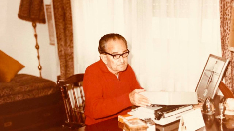 Juan Alonso Pérez, escribiendo en su máquina de escribir, en torno a 1974. / ARCHIVO FAMILIAR