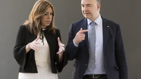 La presidenta de la Junta de Andalucía, Susana Díaz, conversa con el comisario de Asuntos Económicos de la Unión Europea, Pierre Moscovici , momentos antes de reunirse en el palacio de San Telmo en Sevilla. EFE/Raúl Caro