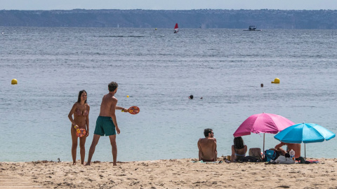 Varias personas disfrutan de una jornada de playa en Mallora, este domingo. | EFE