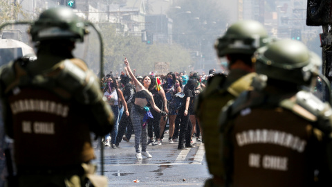 Varias manifestantes se encaran con la Policía en la ciudad de Valparaíso. - REUTERS