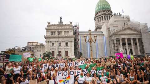 Mujeres participan en un "pañuelazo" en Buenos Aires. REUTERS