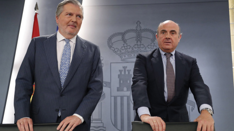 El ministro de Economía, Luis de Guindos, y el portavoz del Gobierno y ministro de Educación, Íñigo Méndez de Vigo, durante la rueda de prensa posterior al Consejo de Ministros.EFE/ÁNGEL DÍAZ